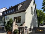 Eigang durch den Garten - MAISONETTEWOHNUNG ÜBERM ITALIENER – GUTEN APPETIT